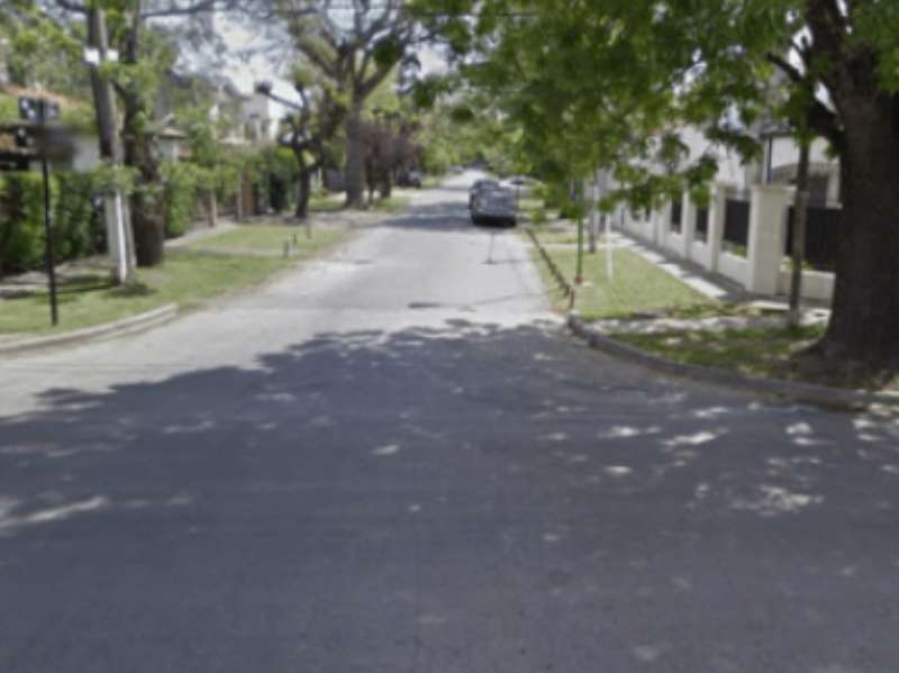 Conmoción en Gonnet tras el hallazgo de una mujer muerta en la pileta de su casa