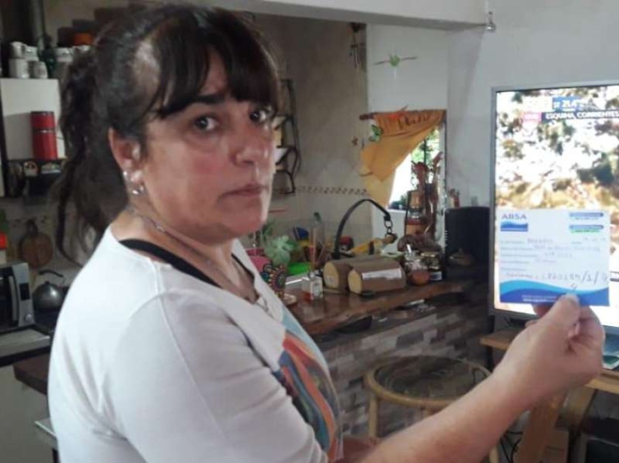 Una vecina platense no tiene agua corriente hace dos meses y ABSA sigue sin dar respuestas