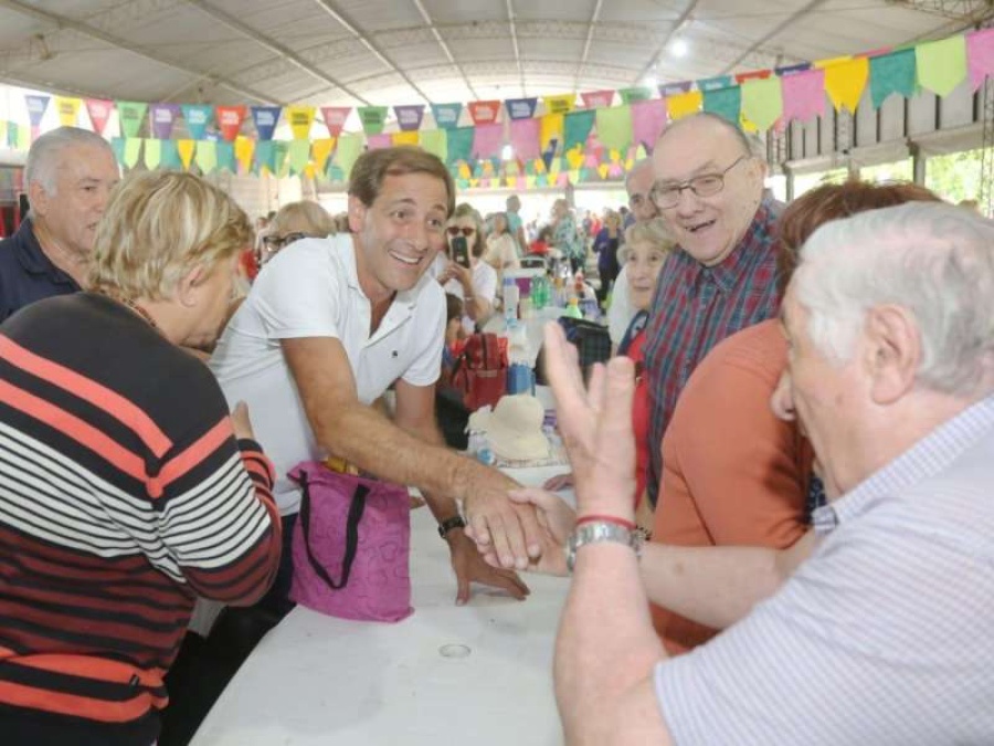 Junto a más de 300 adultos mayores, Garro compartió una tarde en la colonia de la Tercera Edad 