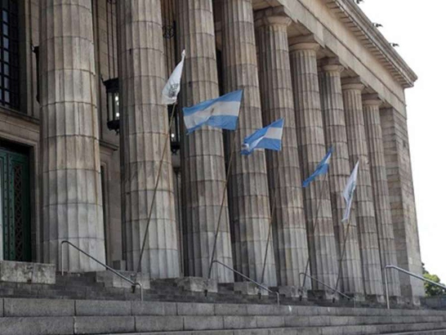 Un turista australiano fue apuñalado en el corazón en la puerta de la Facultad de Derecho y está grave