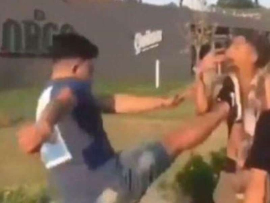 Otro brutal ataque en Villa Gesell: una patota golpeó a un joven y luego se burlaron en las redes sociales