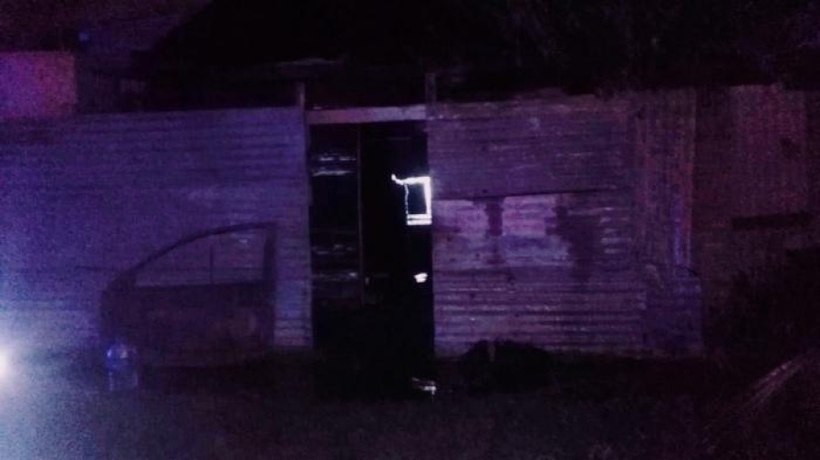 Un dramático incendio arrasó dos casas en Berisso y los bomberos lucharon más de una hora contra el fuego