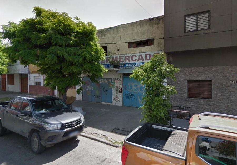 Robaron en un supermercado de La Plata, pero chocaron contra otro comercio cuando escapaban