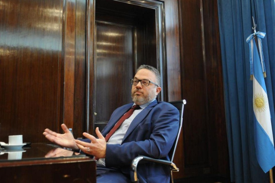 Kulfas denunció a la Justicia la aparición de un sobre con 10.000 dólares en la oficina de un ex funcionario macrista