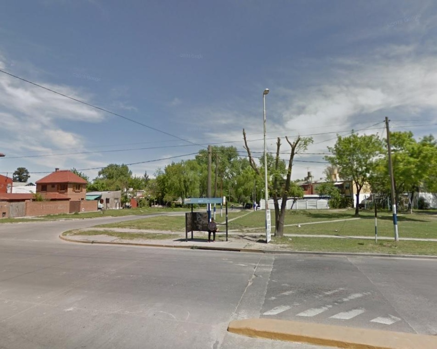 Estaban colgados del paredón de una casa de Gonnet y el perro evitó el ambicioso robo