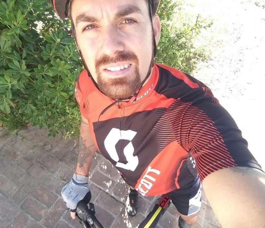 Dos amigos iban en bicicleta por Arturo Seguí y fueron atacados por tres ladrones