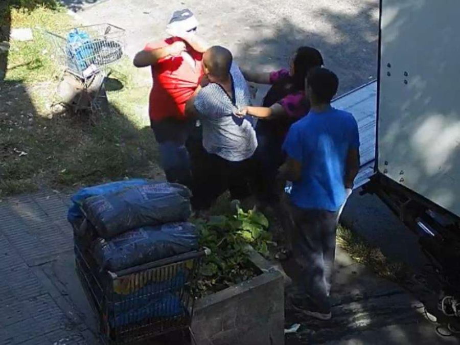 Le hizo un chiste con el coronavirus a un supermercadista chino y terminaron a las piñas