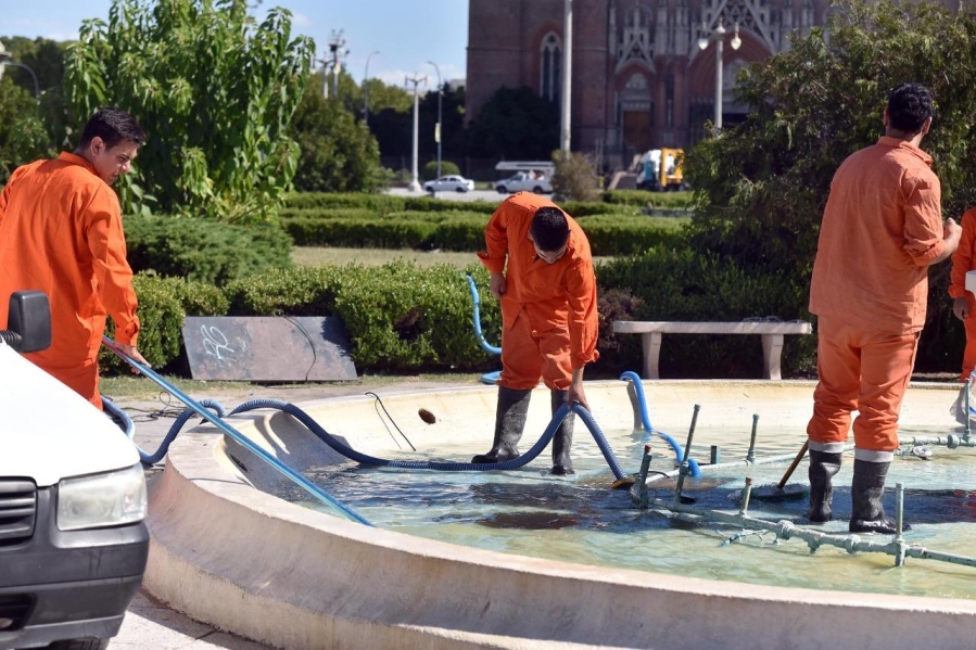 Dengue: El municipio vaciará esta semana todas las fuentes de La Plata