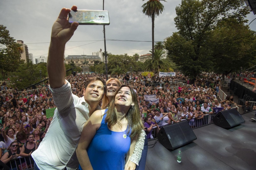Kicillof en plaza San Martín: ”En el feminismo queremos luchar los varones aprendiendo de ustedes”
