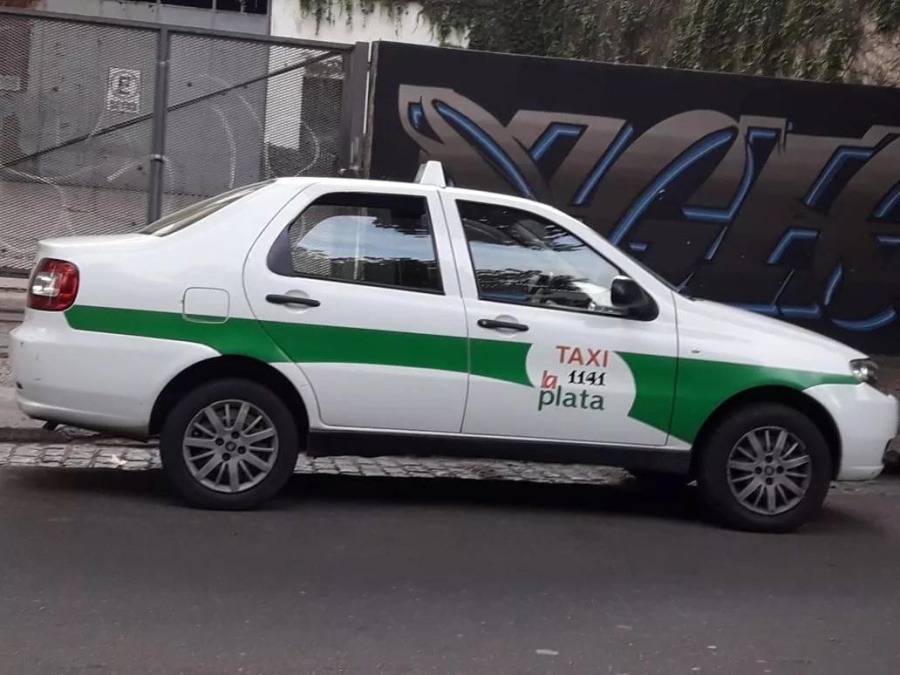 Taxis, remises y transportes escolares de La Plata tendrán que desinfectar y garantizar alcohol en gel