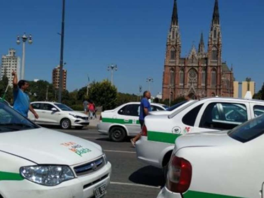 Se generaron momentos de extrema tensión durante la protesta de los taxistas en La Plata