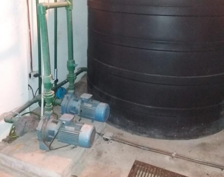 Parque Saavedra: Un edificio tuvo que colocar un motor para lavarse las manos