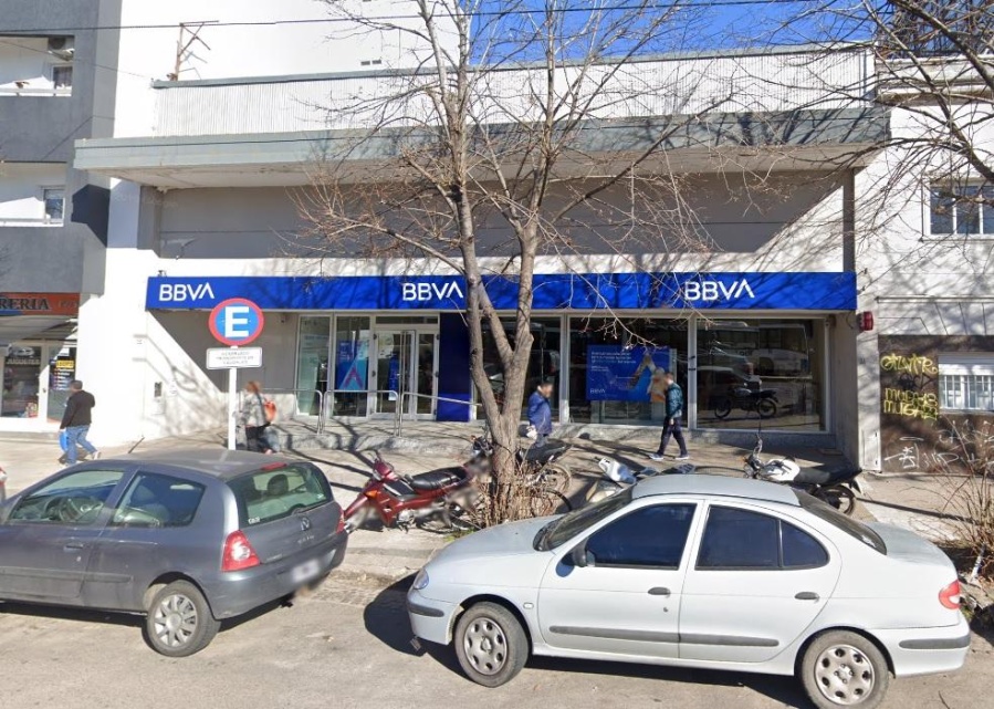 Tensión en 7 y 32: Un millonario golpe comando ocurrió en un banco cuando abría