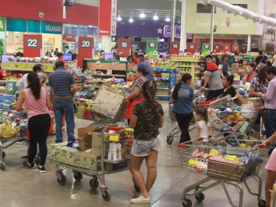 Supermercados: largas filas pese a que habrá abastecimiento