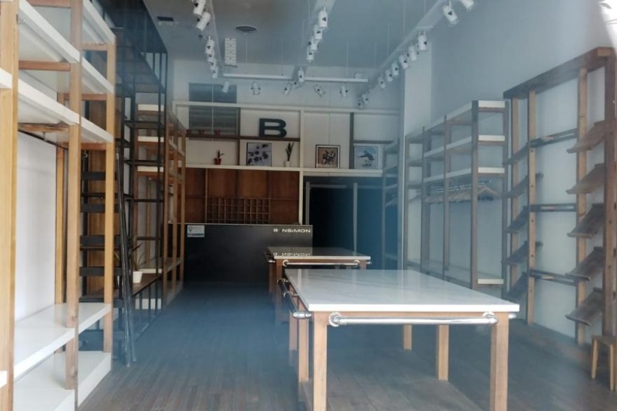 Coronavirus: comerciantes platenses vacían las vidrieras por temor al piedrazo y el robo