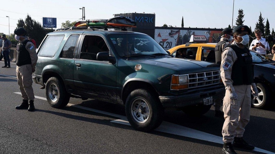 Cuarentena: Surfer que venía de Brasil se escapó cuando la policía se fue de su casa 
