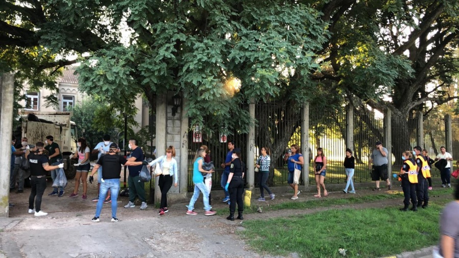 La Municipalidad de La Plata entregó 25 mil bolsones de alimentos con la ayuda de Cáritas y la UNLP