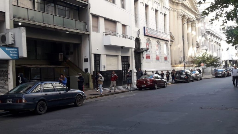 Jubilaciones y AUH: Largas filas en La Plata para cobrar los haberes y beneficios mensuales