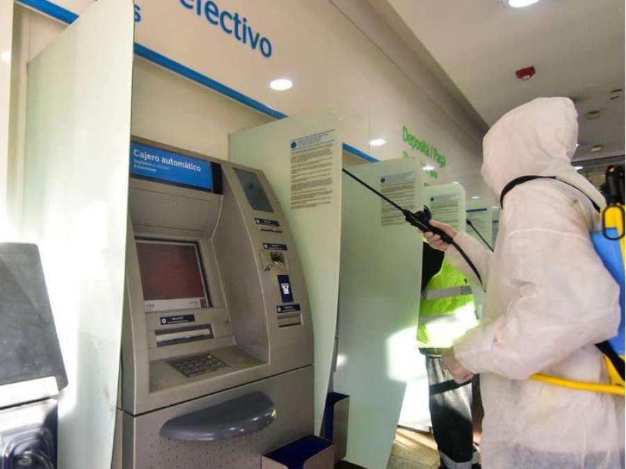 Se reforzaron las tareas de asistencia y desinfección en los cajeros de la ciudad