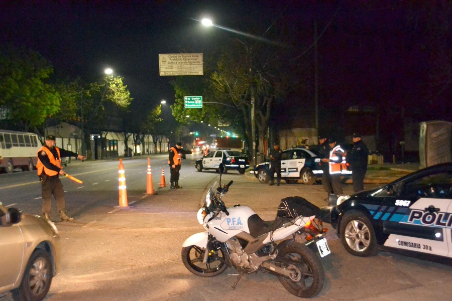 Insólito: Cruzó el control policial adentro del baúl de un taxi y filmó la hazaña