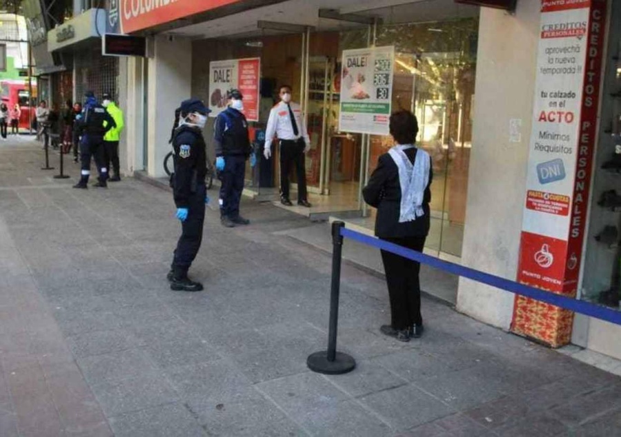 Con operaciones limitadas y turno previo, los bancos vuelven a abrir sus puertas