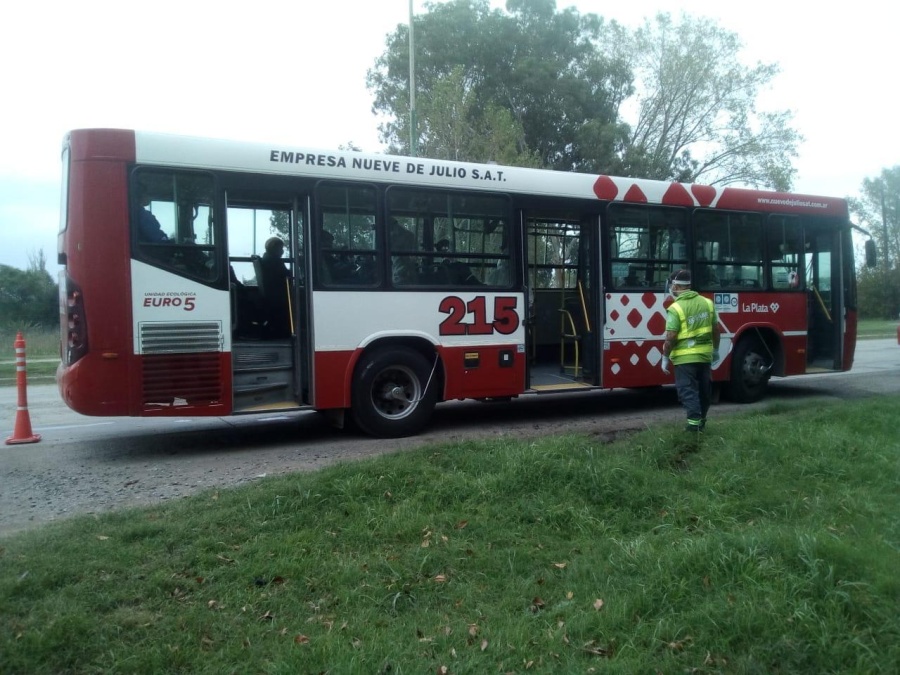 Operativo en La Plata: Un joven tenía casi 40 grados y aislaron al resto de los pasajeros