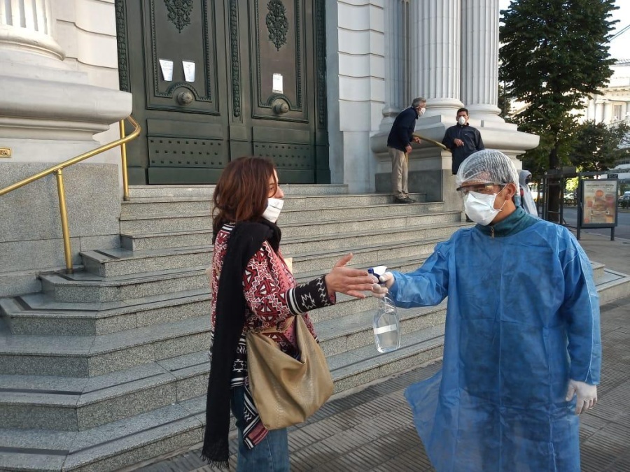 La Facultad de Odontología de La Plata ya empezó a repartir 6.000 barbijos gratuitos