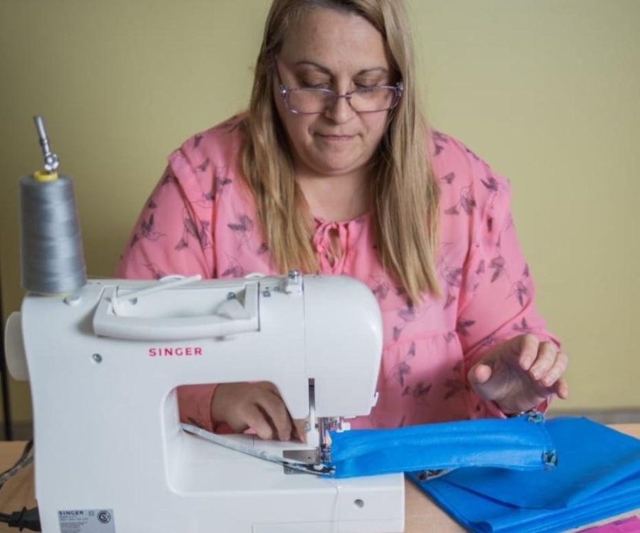 Madre e hija de La Plata necesitan tela para elaborar 1.700 barbijos para las UPA 