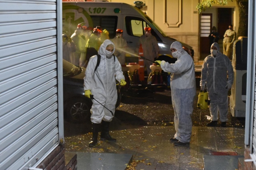 Importante operativo de desinfección y prevención en edificio platense donde confirmaron dos casos de Coronavirus