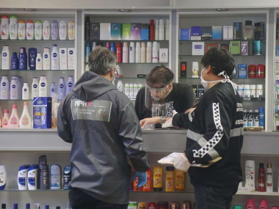 La Plata: el municipio realiza operativos en farmacias para verificar que se respeten los precios máximos en barbijos y alcohol en gel