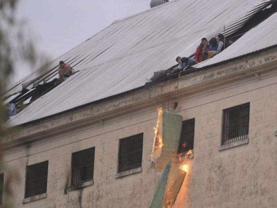 Motín en el penal de Devoto: once penitenciarios internados con quemaduras