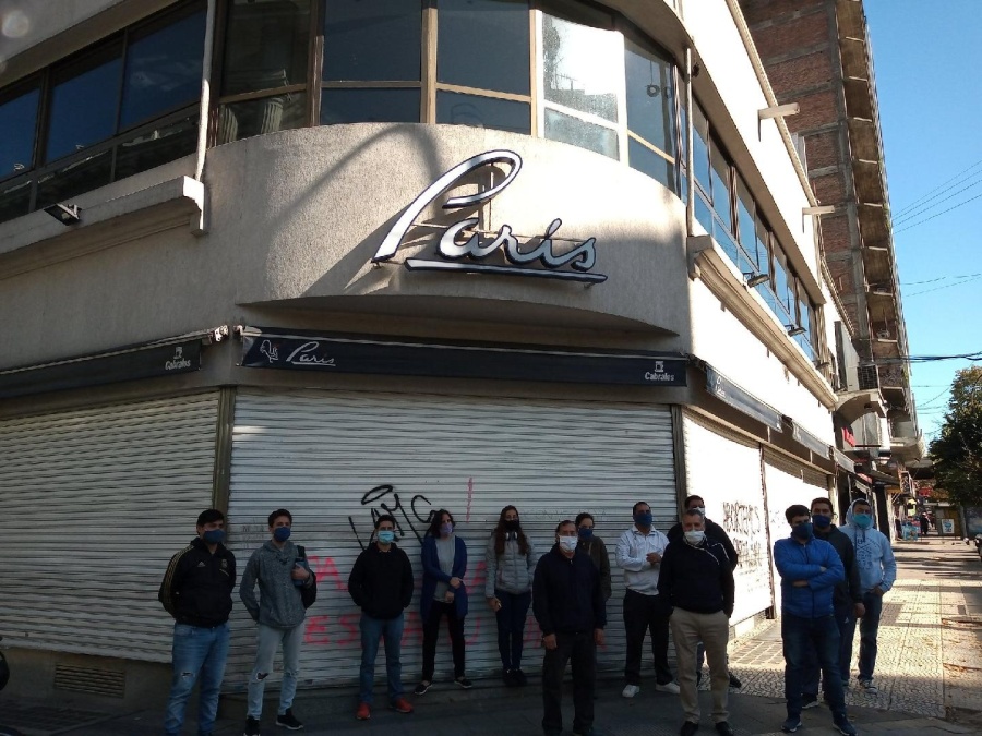 El adiós: empleados de la París se reunieron en 7 y 49 