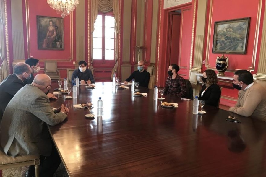 Kicillof se reunió con los dueños de la confitería La París para evitar su cierre