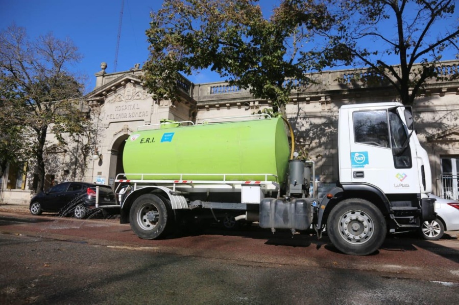 Con camiones hidrantes, la Municipalidad desarrolla tareas de desinfección en las inmediaciones del hospital ”Alejandro Korn”