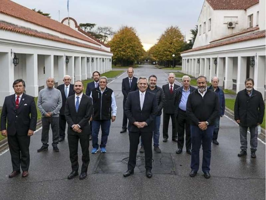El Presidente recibió un fuerte respaldo de empresarios y sindicalistas por la deuda