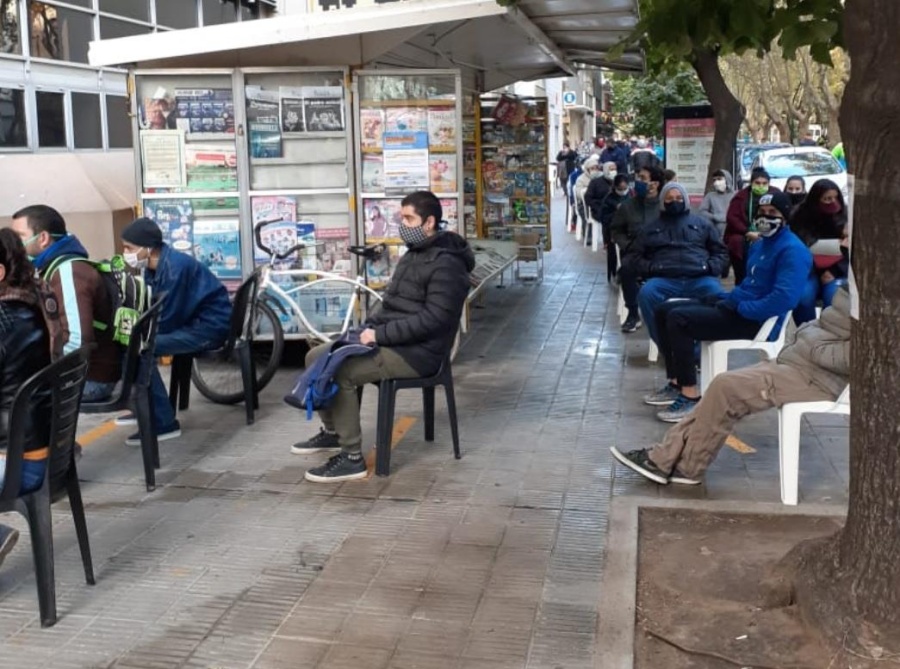 Bono de $10.000: Empezó a cobrarse en La Plata por Correo y piden ”chequear” la sede correcta