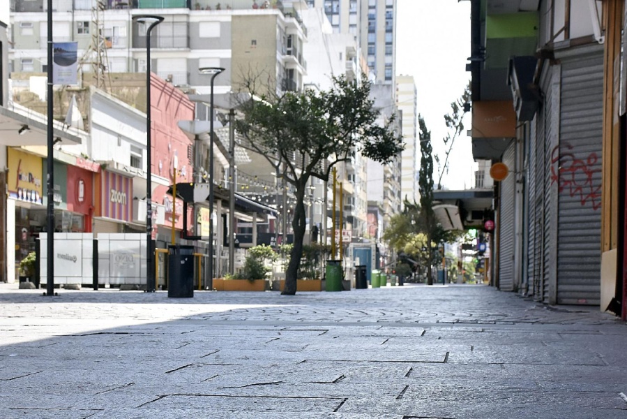 Kicillof anticipó que aprobarán la apertura de comercios pero solo ”barriales y de cercanía”