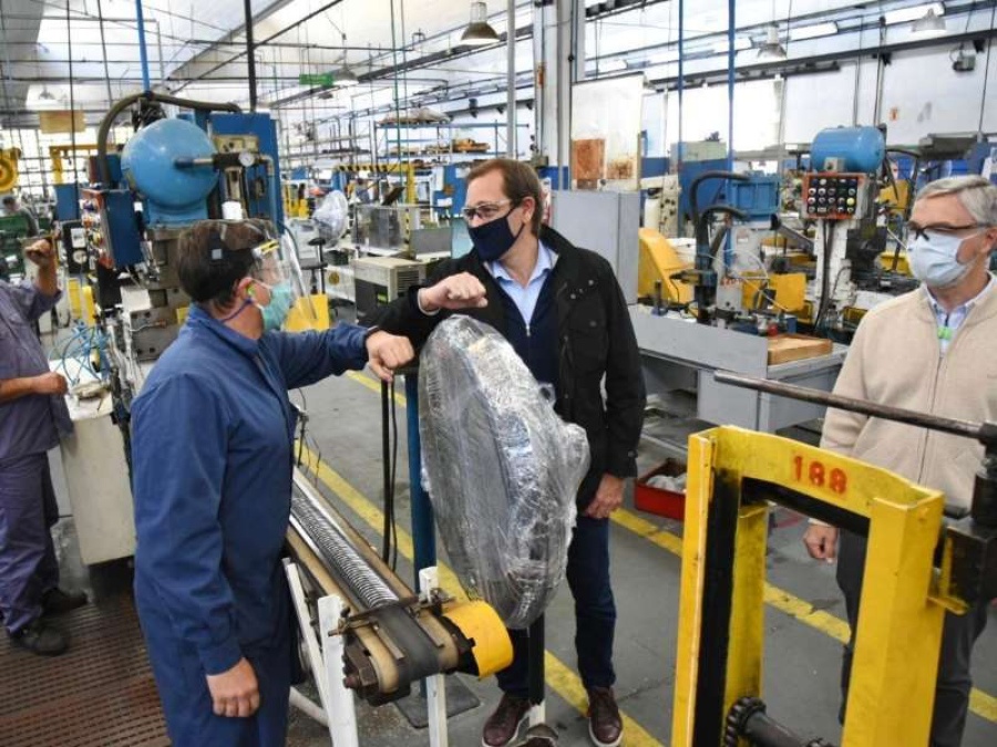 Garro visitó una fábrica de autopartes y llamó a ”motorizar la economía local, con el compromiso de seguir cuidando a cada vecino”
