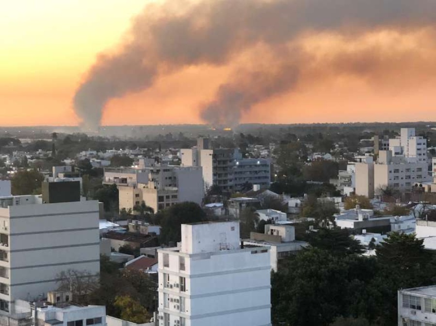 Importante incendio alrededor de la Autopista Buenos Aires-La Plata