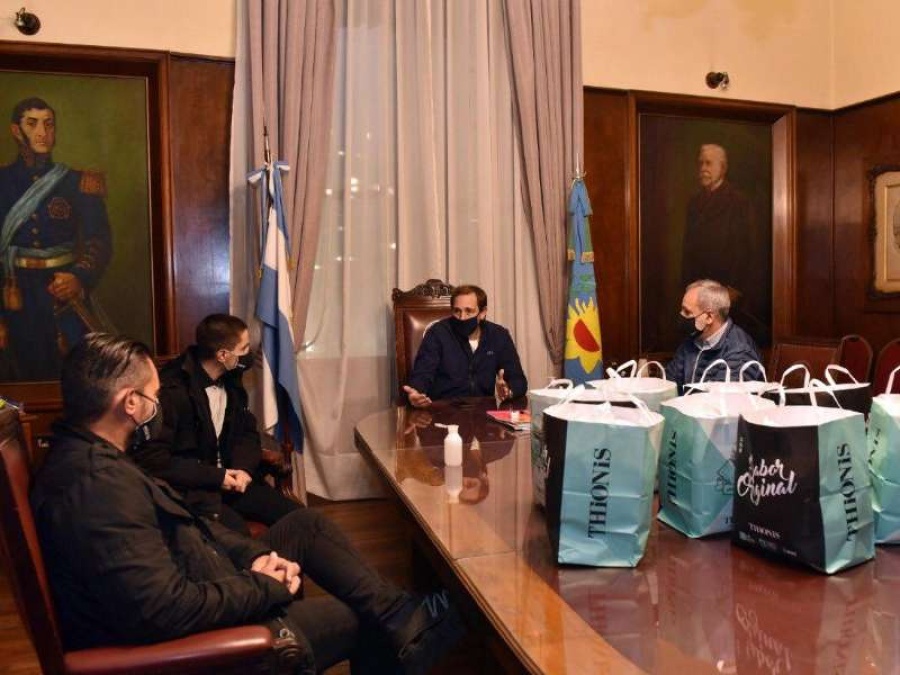 La heladería platense Thionis le donó 500 barbijos al municipio