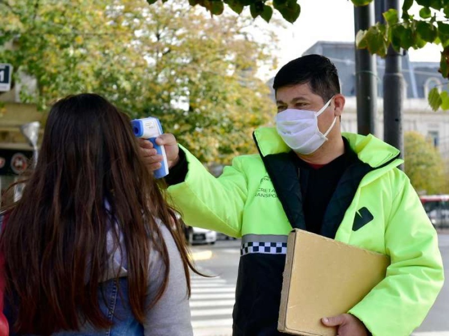 Encabezaron un operativo en colectivos de La Plata para detectar casos sospechosos de COVID-19