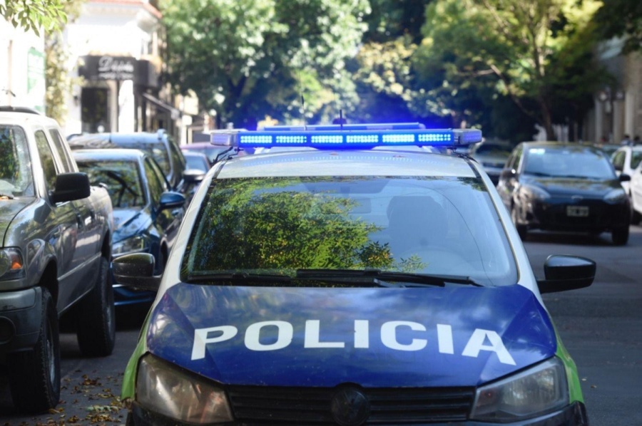 Golpearon, maniataron y encerraron a un policía de La Plata: le robaron $20.000 