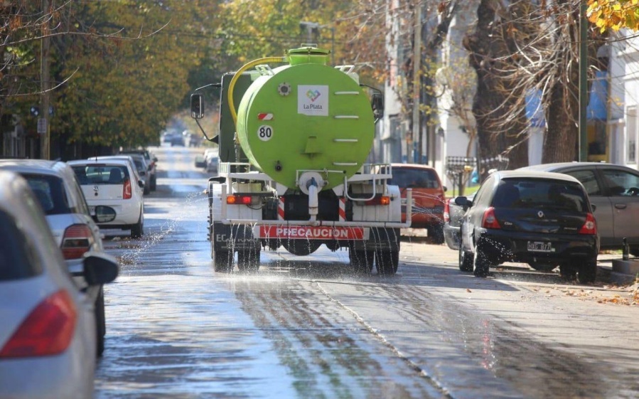 Rociaron el Casco Urbano de La Plata con 20.000 litros de agua clorada