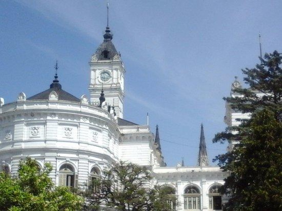 Sin aumentos de sueldos no habría recorte de personal en el municipio platense