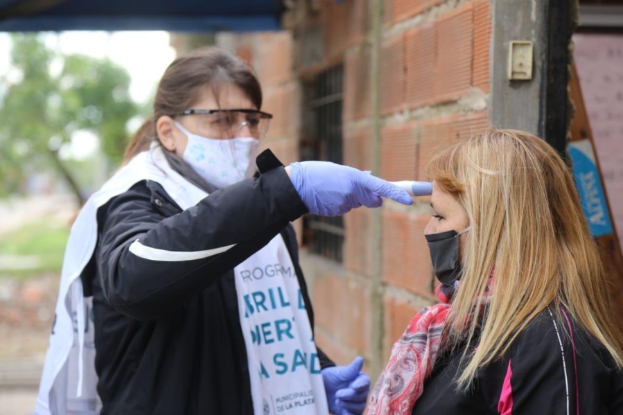 El municipio de La Plata realiza controles para detectar casos de Covid-19 en Altos de San Lorenzo 
