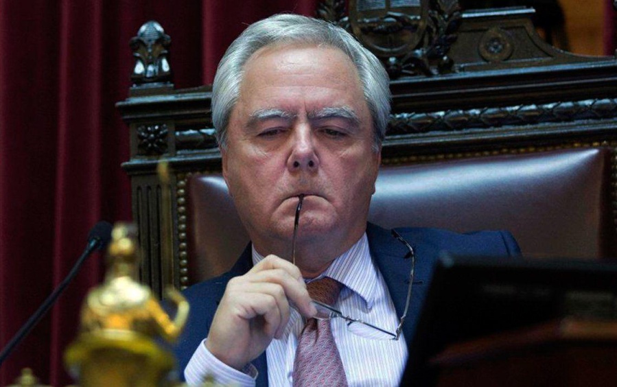 Pinedo quiso chicanear a Kicillof pero se equivocó de foto