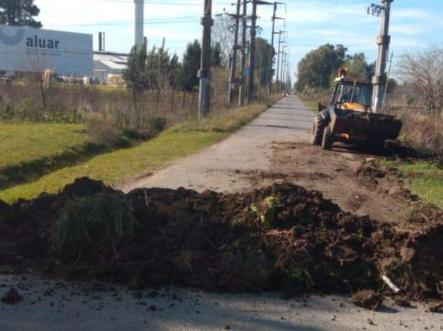 Bloquearon con montículos de tierra una calle que se usaba para evadir los controles vehiculares