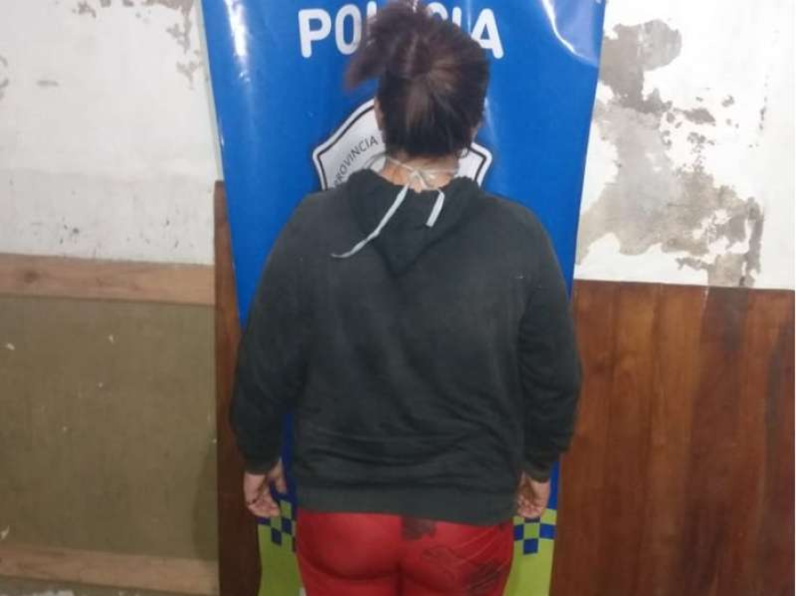 Indignante: una mujer y su hijo le pegaron a una jubilada platense para robarle 250 pesos y un paquete de fideos