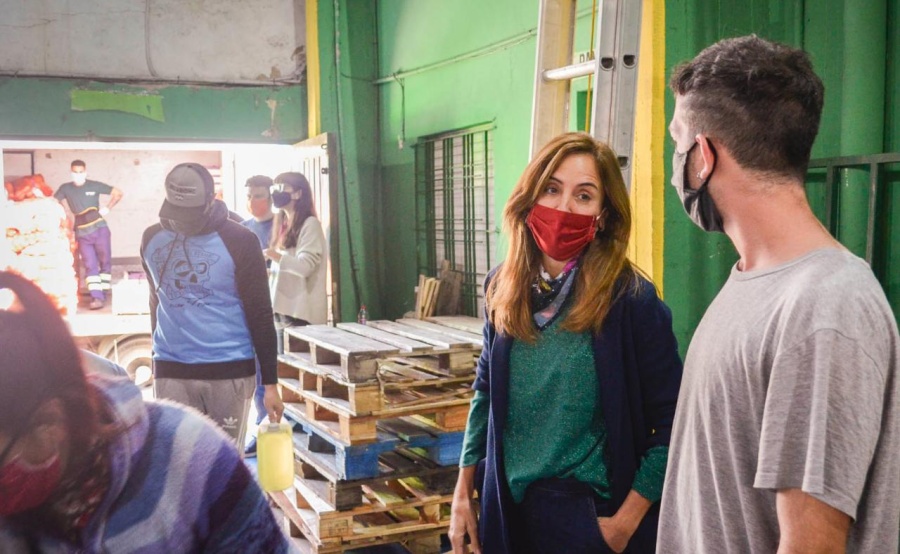 Victoria Tolosa Paz entregó una donación clave para el barrio de Quilmes cercado por el virus