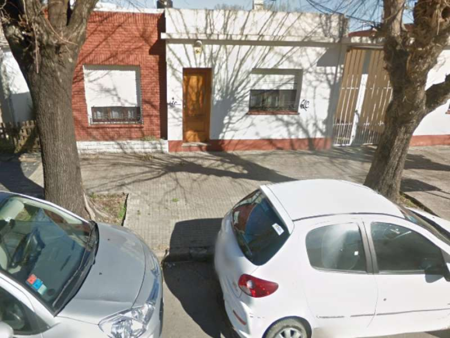 Insólito: un ladrón se apoyó en la cabeza de su cómplice para robar un reflector